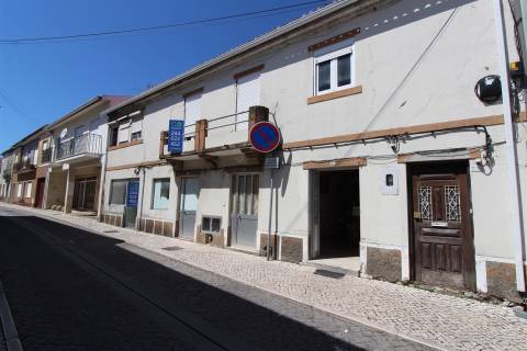 Prédio para remodelar, com projeto / Louriçal /Pombal