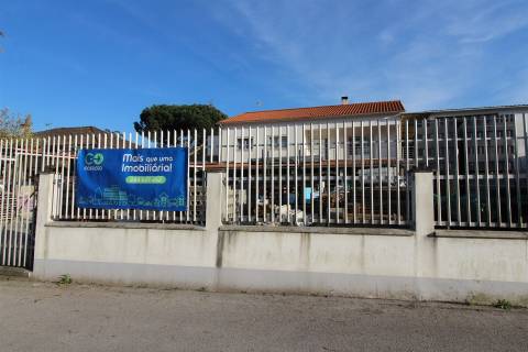 Moradia T3 + Loja/Armazém para comércio/ Com 1400m2 / Boa Vista / Leiria