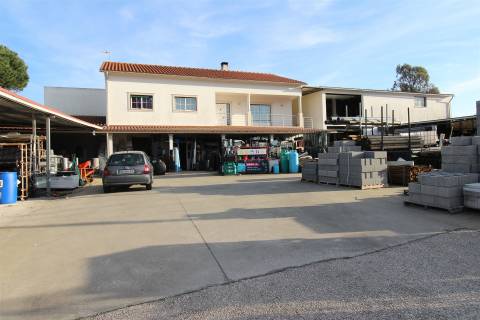 Moradia T3 + Loja/Armazém para comércio/ Com 1400m2 / Boa Vista / Leiria