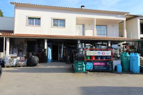 Moradia T3 + Loja/Armazém para comércio/ Com 1400m2 / Boa Vista / Leiria