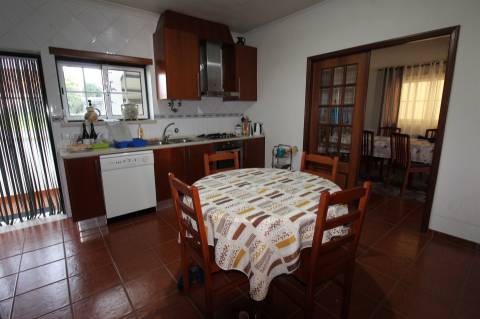 Moradia T3 + Loja/Armazém para comércio/ Com 1400m2 / Boa Vista / Leiria