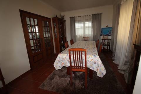 Moradia T3 + Loja/Armazém para comércio/ Com 1400m2 / Boa Vista / Leiria