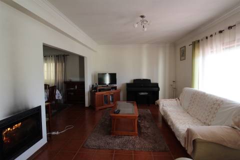 Moradia T3 + Loja/Armazém para comércio/ Com 1400m2 / Boa Vista / Leiria