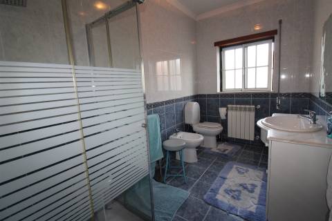 Moradia T3 + Loja/Armazém para comércio/ Com 1400m2 / Boa Vista / Leiria