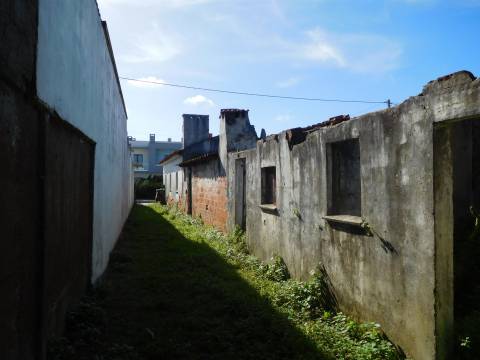 2 Moradias para reconstruir + Terreno 3700m2  / Comeira / Marinha Grande