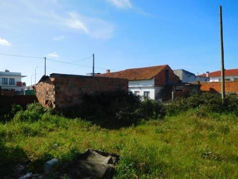 2 Moradias para reconstruir + Terreno 3700m2  / Comeira / Marinha Grande