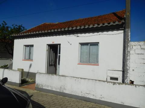 2 Moradias para reconstruir + Terreno 3700m2  / Comeira / Marinha Grande