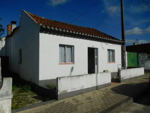 2 Moradias para reconstruir + Terreno 3700m2  / Comeira / Marinha Grande