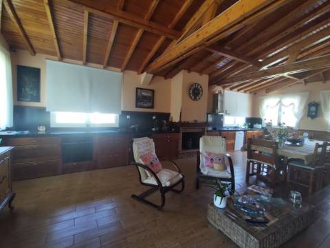 Moradia T4 / Armazém /Churrasqueira / Jardim / Quintal / Espite / Ourém