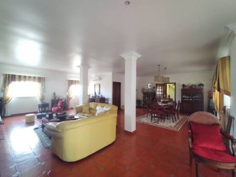 Moradia T4 / Armazém /Churrasqueira / Jardim / Quintal / Espite / Ourém