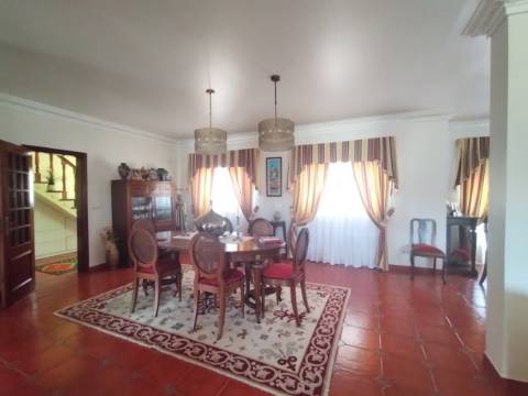 Moradia T4 / Armazém /Churrasqueira / Jardim / Quintal / Espite / Ourém