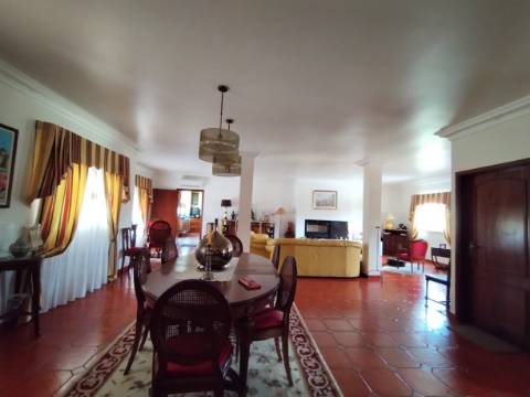 Moradia T4 / Armazém /Churrasqueira / Jardim / Quintal / Espite / Ourém