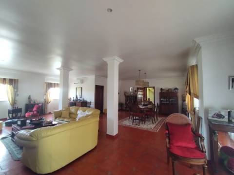 Moradia T4 / Armazém /Churrasqueira / Jardim / Quintal / Espite / Ourém