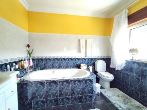 Moradia T4 / Armazém /Churrasqueira / Jardim / Quintal / Espite / Ourém