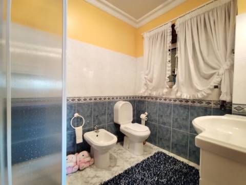 Moradia T4 / Armazém /Churrasqueira / Jardim / Quintal / Espite / Ourém