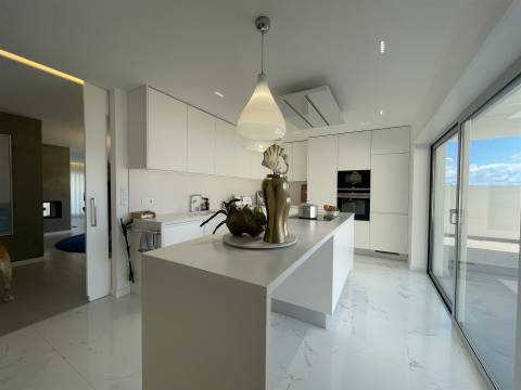 Moradia T4 / Isolada / 3 Pisos / Nazaré / Leiria