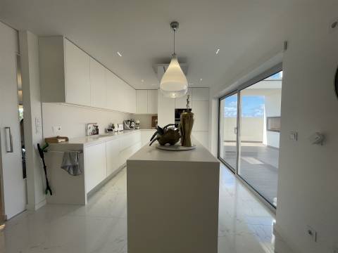 Moradia T4 / Isolada / 3 Pisos / Nazaré / Leiria