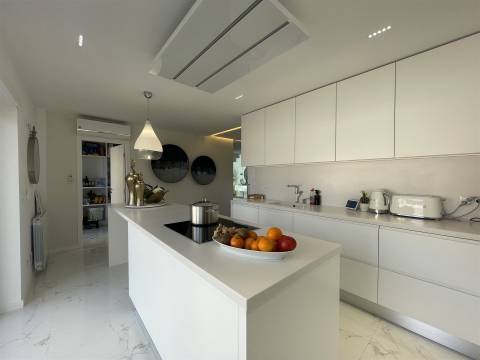 Moradia T4 / Isolada / 3 Pisos / Nazaré / Leiria