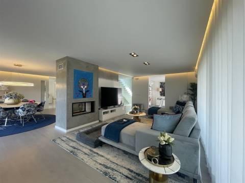 Moradia T4 / Isolada / 3 Pisos / Nazaré / Leiria