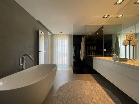 Moradia T4 / Isolada / 3 Pisos / Nazaré / Leiria