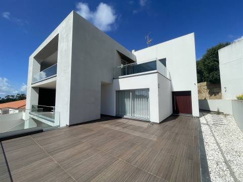 Moradia T4 / Isolada / 3 Pisos / Nazaré / Leiria