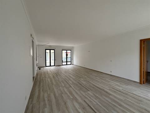 Prédio / Espaço para Comércio / Vieira de Leiria / Marinha Grande