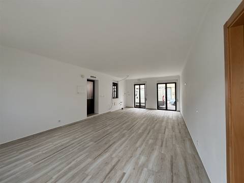 Prédio / Espaço para Comércio / Vieira de Leiria / Marinha Grande