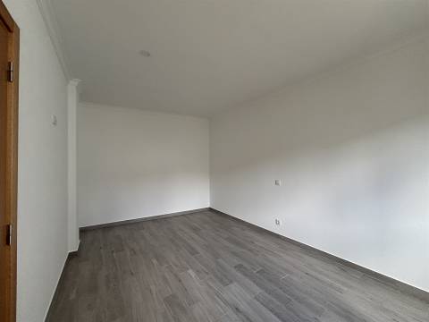 Prédio / Espaço para Comércio / Vieira de Leiria / Marinha Grande