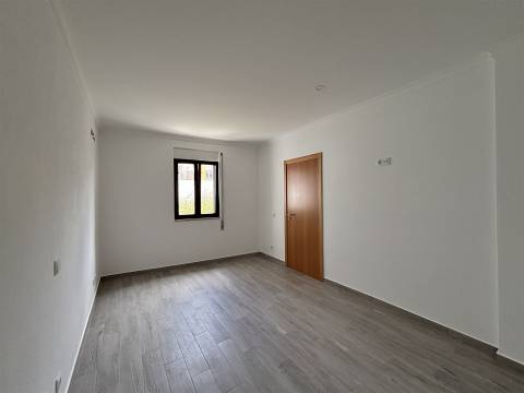 Prédio / Espaço para Comércio / Vieira de Leiria / Marinha Grande