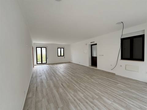 Prédio / Espaço para Comércio / Vieira de Leiria / Marinha Grande