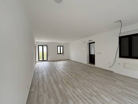 Prédio / Espaço para Comércio / Vieira de Leiria / Marinha Grande