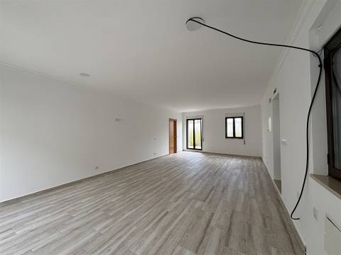 Prédio / Espaço para Comércio / Vieira de Leiria / Marinha Grande