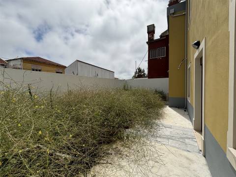 Prédio / Espaço para Comércio / Vieira de Leiria / Marinha Grande