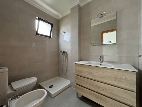 Prédio / Espaço para Comércio / Vieira de Leiria / Marinha Grande