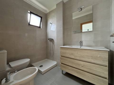 Prédio / Espaço para Comércio / Vieira de Leiria / Marinha Grande