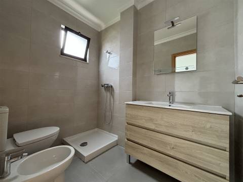 Prédio / Espaço para Comércio / Vieira de Leiria / Marinha Grande