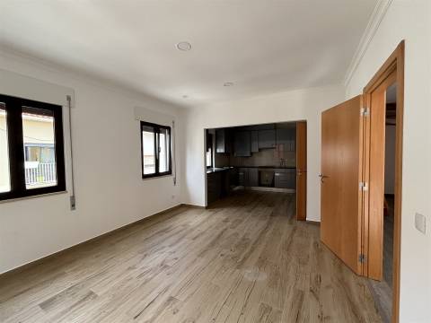 Prédio / Espaço para Comércio / Vieira de Leiria / Marinha Grande