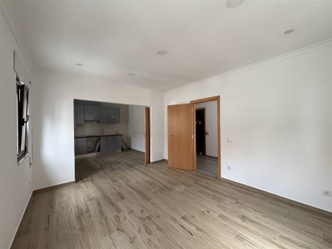 Prédio / Espaço para Comércio / Vieira de Leiria / Marinha Grande