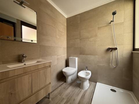 Prédio / Espaço para Comércio / Vieira de Leiria / Marinha Grande