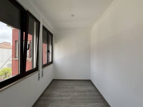 Prédio / Espaço para Comércio / Vieira de Leiria / Marinha Grande