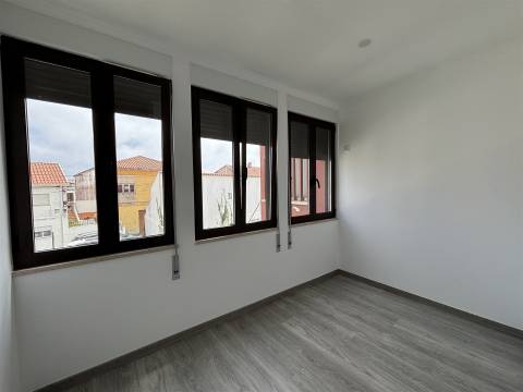 Prédio / Espaço para Comércio / Vieira de Leiria / Marinha Grande