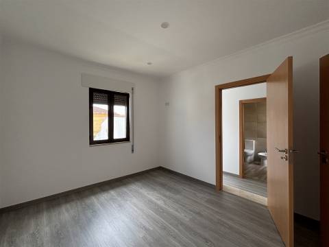 Prédio / Espaço para Comércio / Vieira de Leiria / Marinha Grande