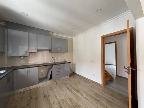 Prédio / Espaço para Comércio / Vieira de Leiria / Marinha Grande