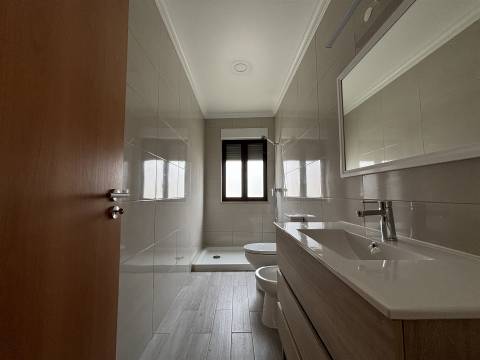 Prédio / Espaço para Comércio / Vieira de Leiria / Marinha Grande