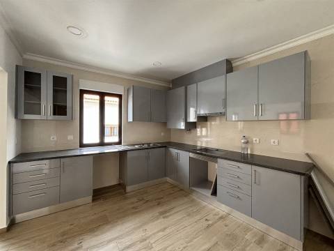 Prédio / Espaço para Comércio / Vieira de Leiria / Marinha Grande