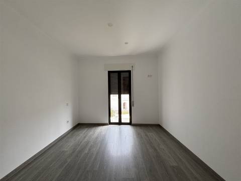 Prédio / Espaço para Comércio / Vieira de Leiria / Marinha Grande