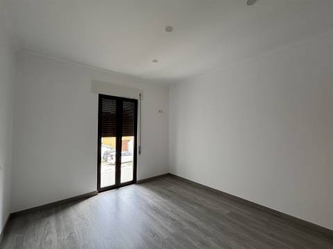 Prédio / Espaço para Comércio / Vieira de Leiria / Marinha Grande