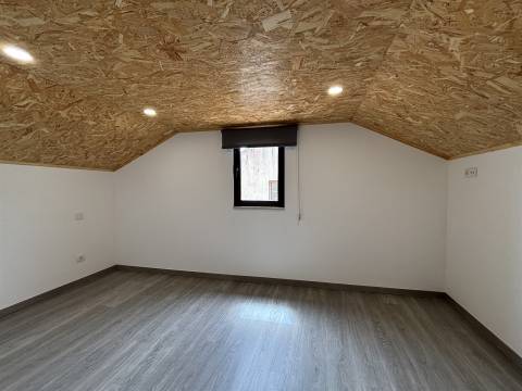 Prédio / Espaço para Comércio / Vieira de Leiria / Marinha Grande