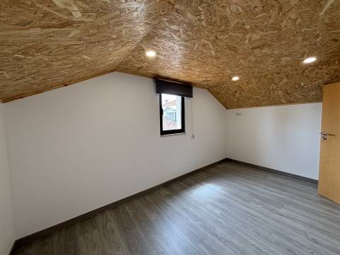 Prédio / Espaço para Comércio / Vieira de Leiria / Marinha Grande