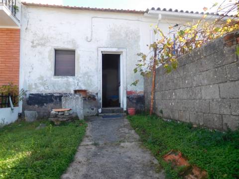 Moradia T3 / Reconstruir / Com Projeto Aprovado / Marrazes / Leiria